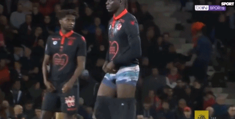 国足备战强度升级，全队深夜加练