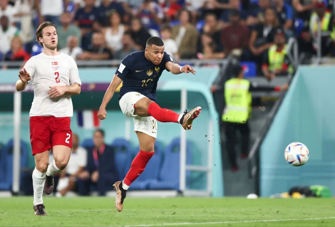 残特奥会选手与领跑员携手冲线夺冠