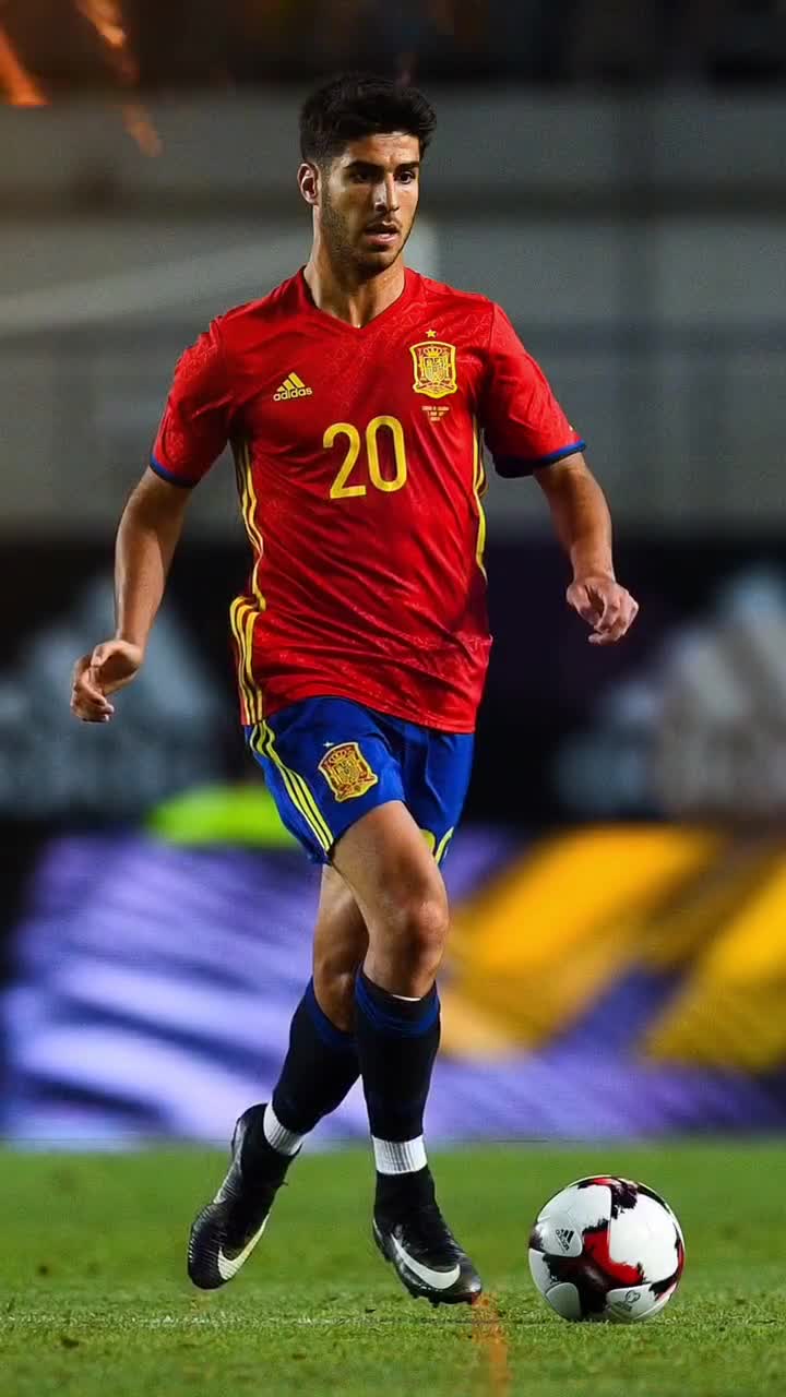 网友在梅西夜访诺坎普时偶遇他，梅西还向镜头打了招呼