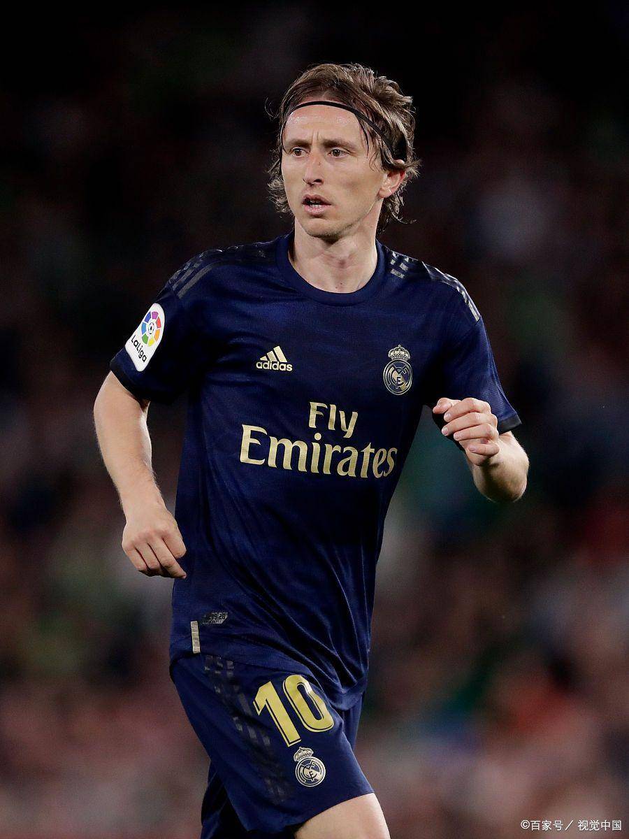 足球巴萨后防大将伤缺四周，主帅表情凝重