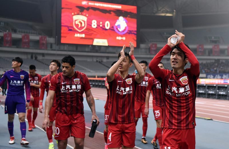 邮报：埃德森在土超遭水杯“轰炸”，欲将水杯踢回看台表不满