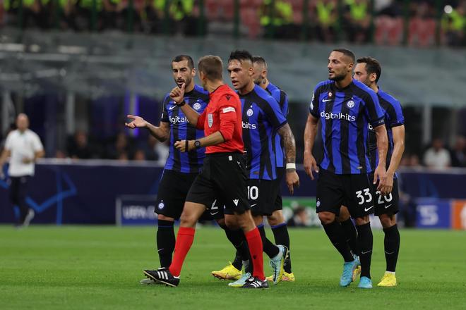 瑞典超保级附加赛被迫四次中断，球迷燃放烟火致人造草皮起火